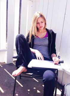 Naomi Kyle feet photo thumbnail