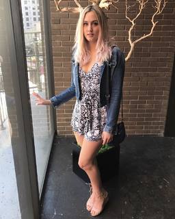 Naomi Kyle feet photo thumbnail