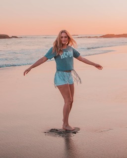 Naomi Kyle feet photo thumbnail