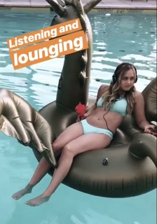 Naomi Kyle feet photo thumbnail