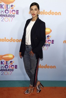 Naomi Scott feet photo thumbnail