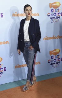 Naomi Scott feet photo thumbnail