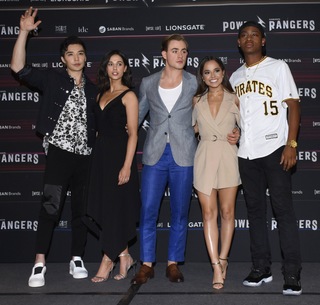 Naomi Scott feet photo thumbnail