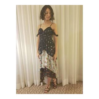 Naomi Scott feet photo thumbnail