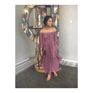 Naomi Scott feet photo thumbnail