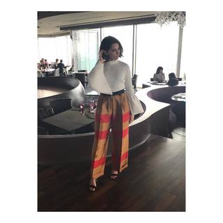 Naomi Scott feet photo thumbnail