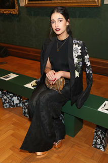 Naomi Scott feet photo thumbnail
