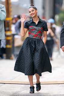 Naomi Scott feet photo thumbnail
