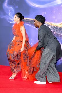 Naomi Scott feet photo thumbnail