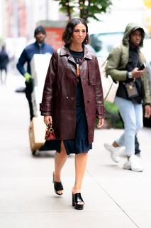 Naomi Scott feet photo thumbnail