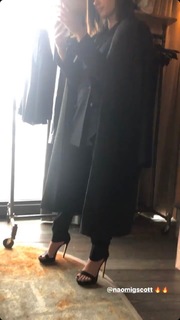 Naomi Scott feet photo thumbnail