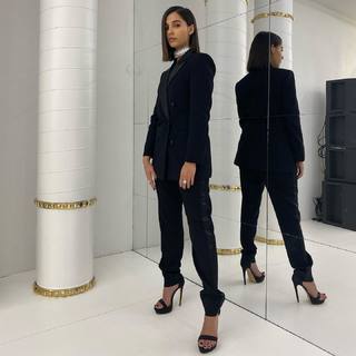 Naomi Scott feet photo thumbnail