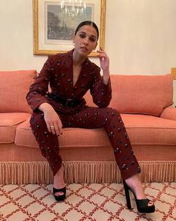 Naomi Scott feet photo thumbnail
