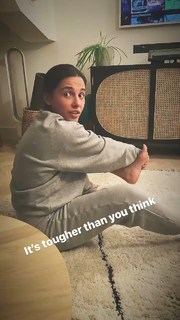 Naomi Scott feet photo thumbnail