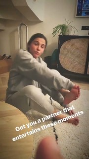 Naomi Scott feet photo thumbnail