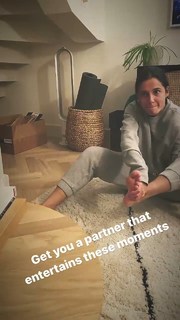 Naomi Scott feet photo thumbnail