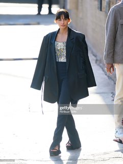 Naomi Scott feet photo thumbnail