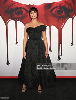 Naomi Scott feet photo thumbnail