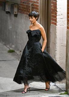 Naomi Scott feet photo thumbnail