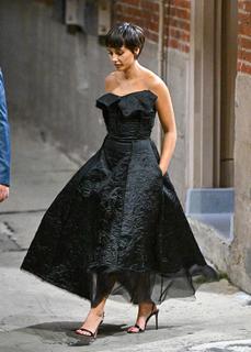 Naomi Scott feet photo thumbnail