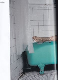 Naomi Scott feet photo thumbnail