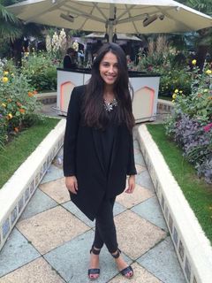 Naomi Scott feet photo thumbnail