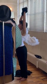 Naomi Scott feet photo thumbnail