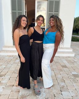 Naomi Scott feet photo thumbnail