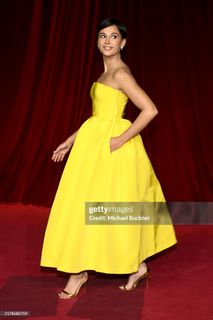 Naomi Scott feet photo thumbnail