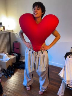 Naomi Scott feet photo thumbnail