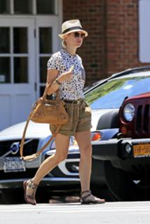 Naomi Watts feet photo thumbnail