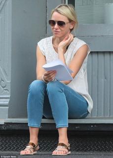 Naomi Watts feet photo thumbnail