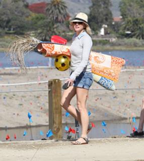 Naomi Watts feet photo thumbnail