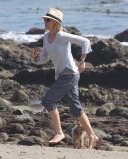 Naomi Watts feet photo thumbnail