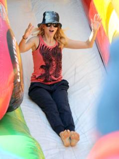 Naomi Watts feet photo thumbnail