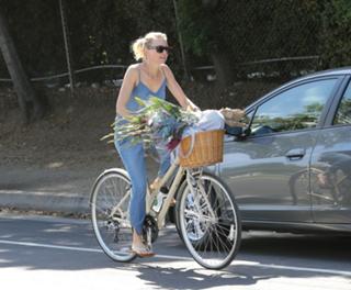 Naomi Watts feet photo thumbnail