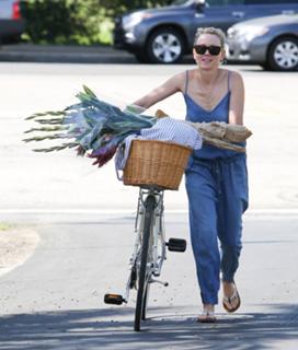 Naomi Watts feet photo thumbnail