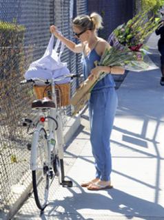 Naomi Watts feet photo thumbnail