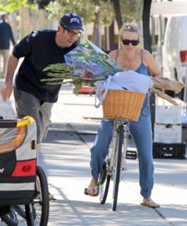 Naomi Watts feet photo thumbnail