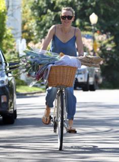 Naomi Watts feet photo thumbnail