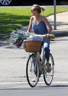 Naomi Watts feet photo thumbnail