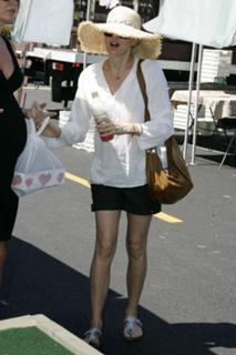 Naomi Watts feet photo thumbnail