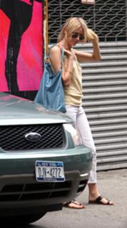 Naomi Watts feet photo thumbnail
