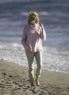 Naomi Watts feet photo thumbnail