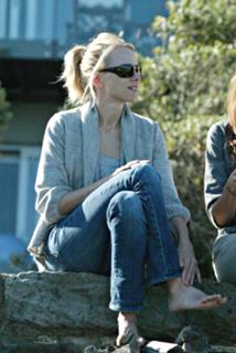 Naomi Watts feet photo thumbnail