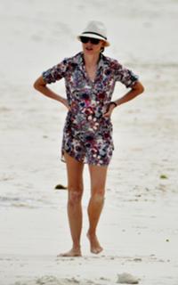 Naomi Watts feet photo thumbnail