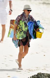 Naomi Watts feet photo thumbnail
