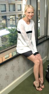 Naomi Watts feet photo thumbnail