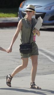 Naomi Watts feet photo thumbnail