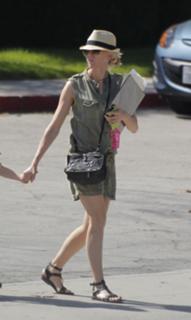 Naomi Watts feet photo thumbnail